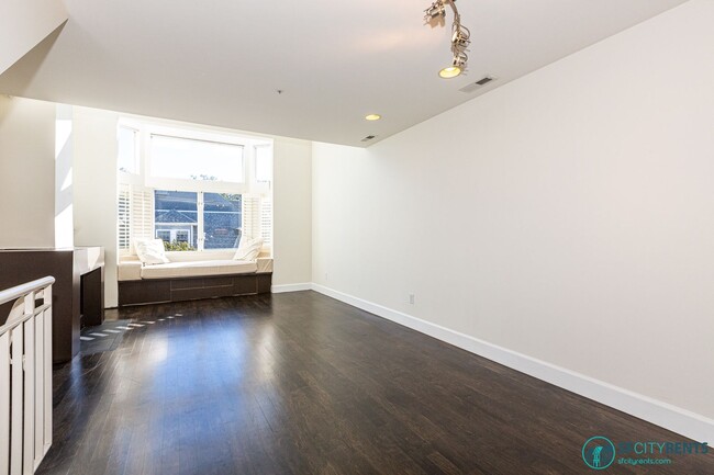 Building Photo - NoPA/Panhandle: Top Floor Bi-Level Condo w...