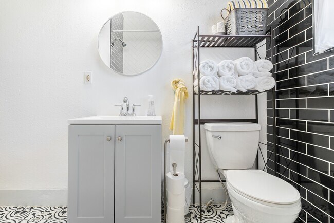 Building Photo - 475 E French Pl