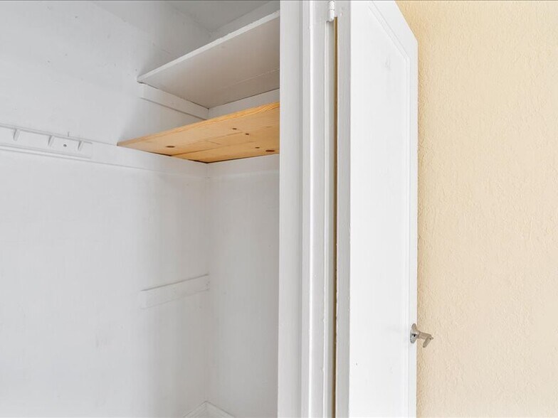 Bedroom 2 - closet 1 - 6470 SW 38th St