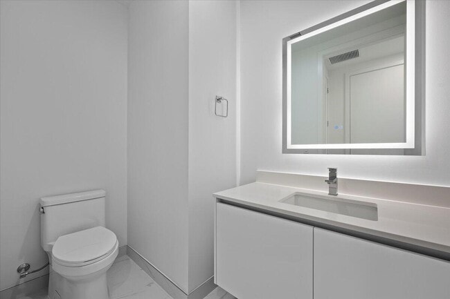 Building Photo - 220 Lake Shore Dr