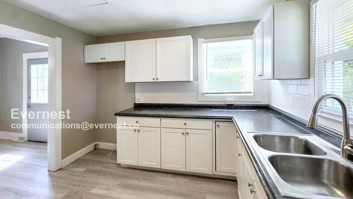 Building Photo - 714 Hampton Ave