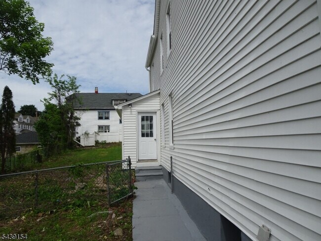 Building Photo - 689 Sayre Ave