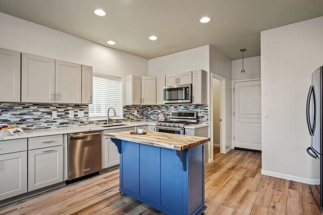 Building Photo - Updated home in Gardenside!