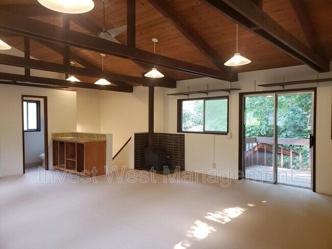 Building Photo - 5916 NW Bernie Dr