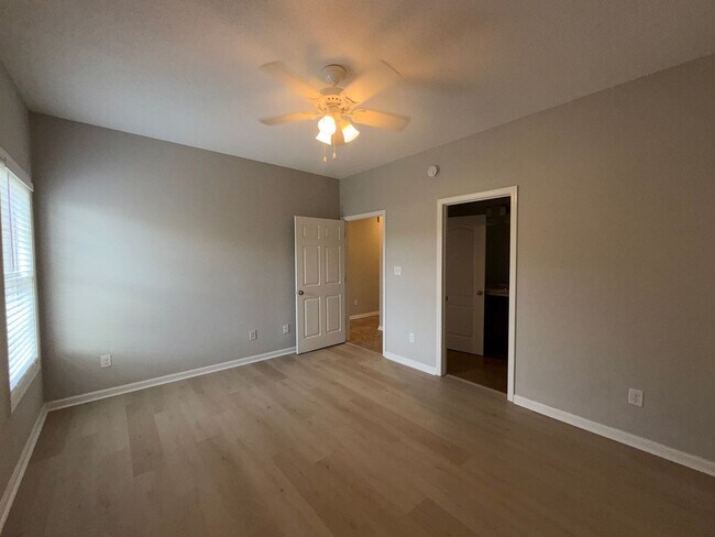 Building Photo - LEASING FOR FALL 2027 3 Bed/3 Bath Forest Lake Home less than a mile from campus!