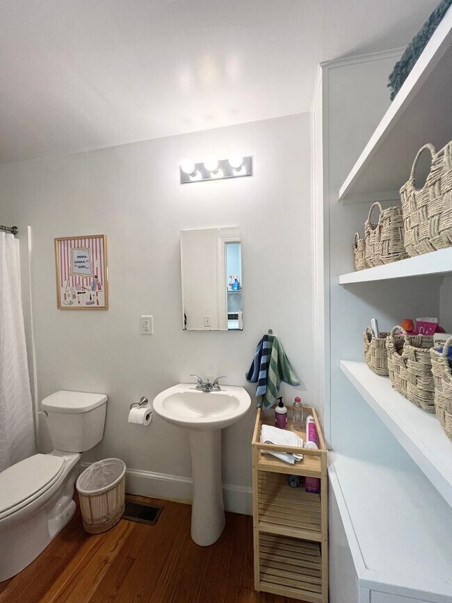 Building Photo - 4 bedroom home for 4 or 3 people (one bloc...