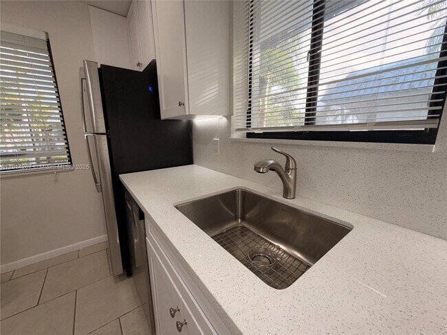 Building Photo - 16521 Blatt Blvd