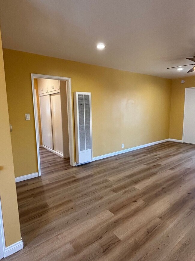 Building Photo - Spacious 1 bedroom available now in Long B...