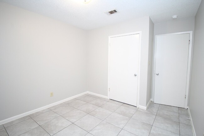 Building Photo - 2BR/1BA Apartment Near Mobile Hwy – Utilit...