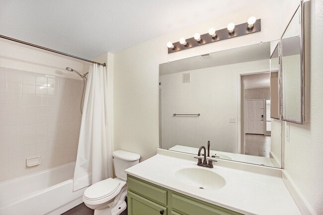 Building Photo - Light and Bright Condo in East Denver