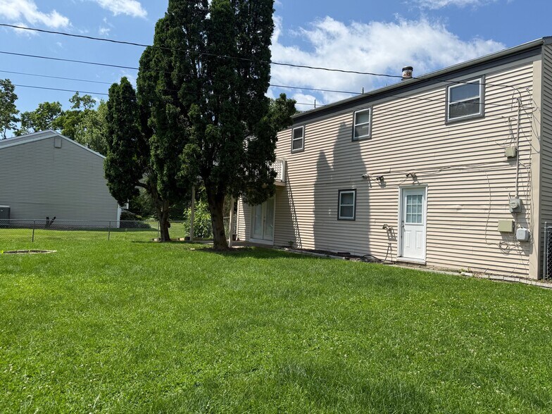Building Photo - 906 Willcliff Dr