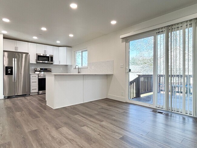 Building Photo - Beautiful Sandy Remodel Near Union Park!