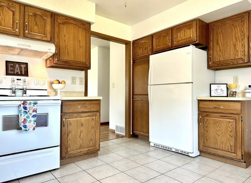 Kitchen - 1710 Onalaska Ave