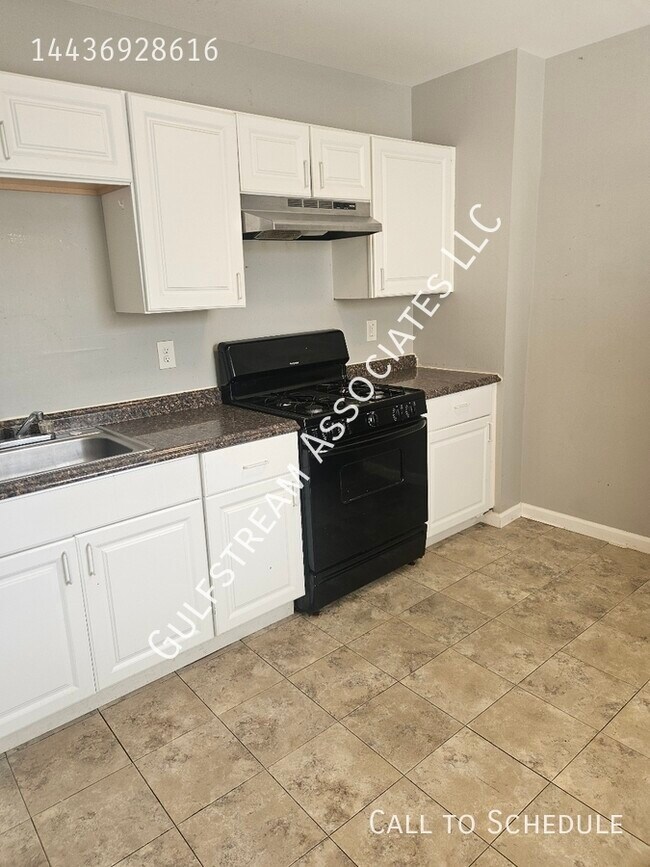 Primary Photo - 817 N Carey St