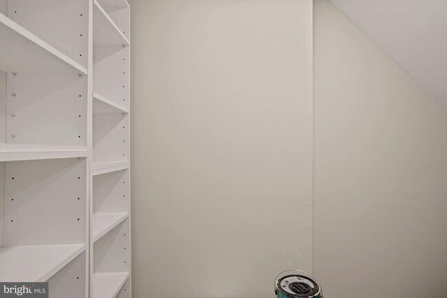 Building Photo - 1539 Woodcrest Dr