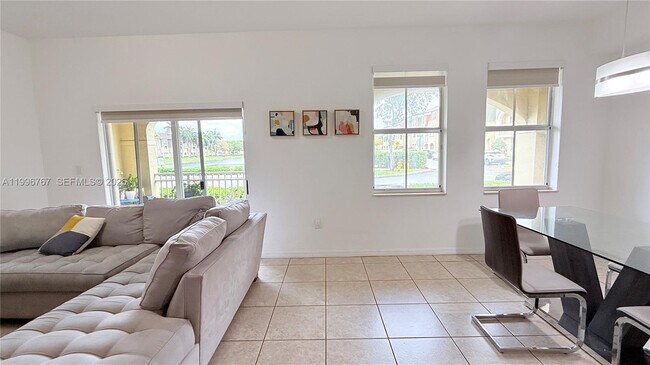 Building Photo - 8900 NW 107 Ct