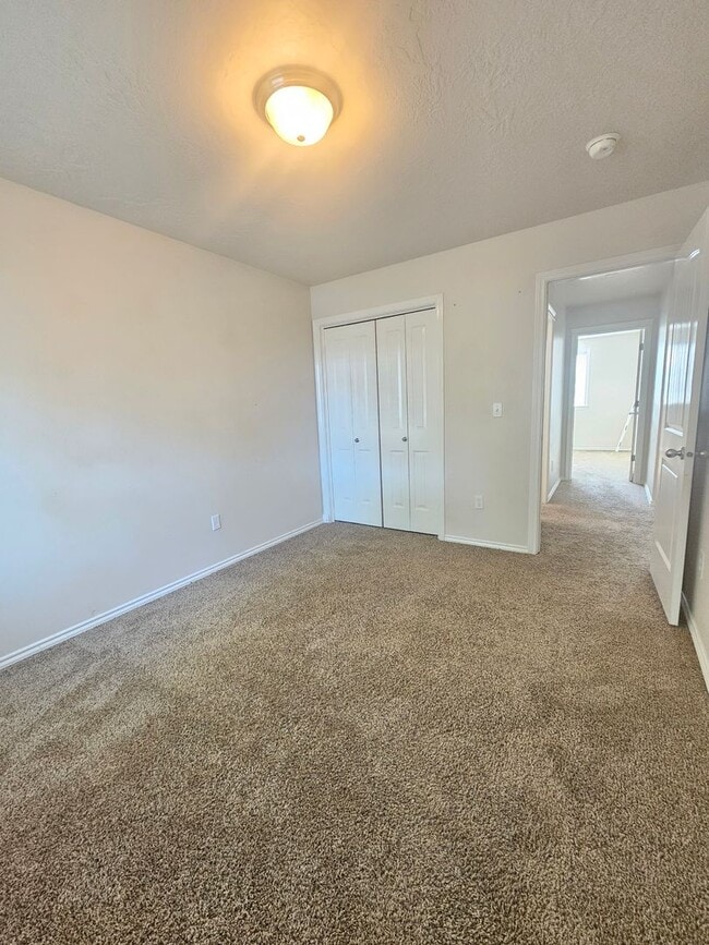 Building Photo - 4 Bedroom Home Close to Settlers Park