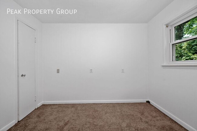 Building Photo - 2533 Ravine St