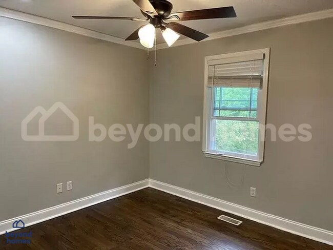 Building Photo - Updated 4-Bed Home Minutes from Downtown C...