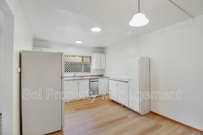 Building Photo - 5 Treanor St