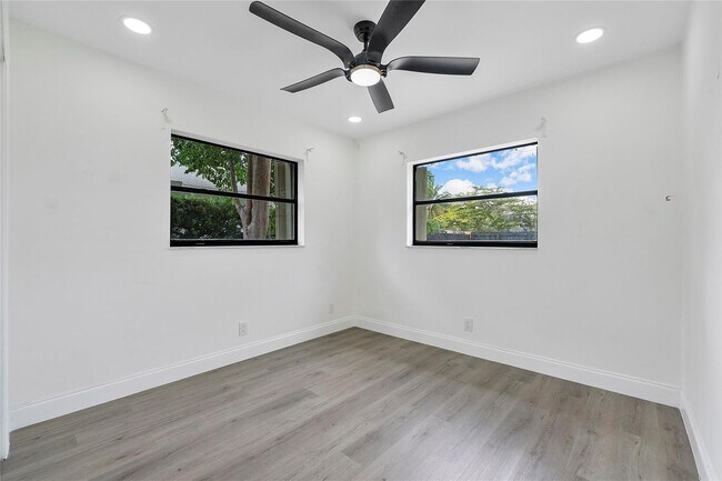 Building Photo - 2416 NW 98th Ln