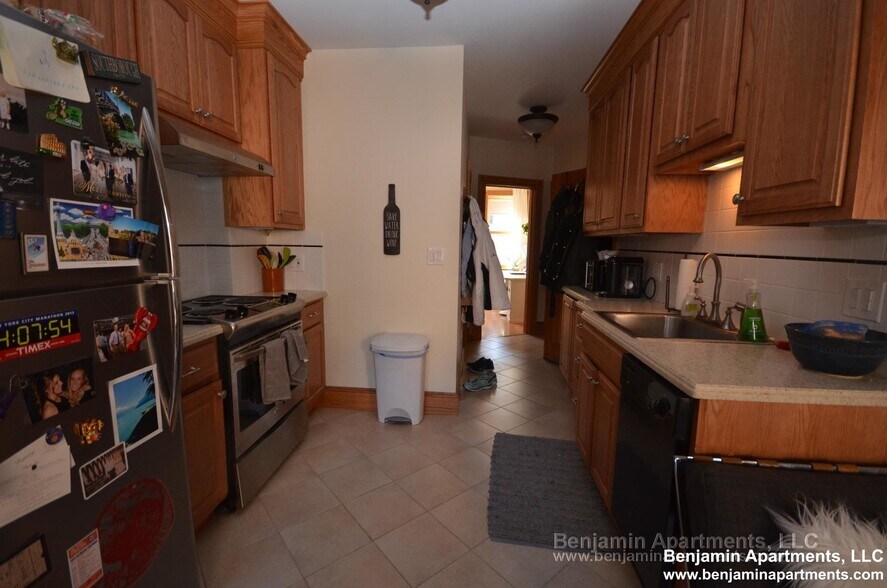 Building Photo - 137 Charles St