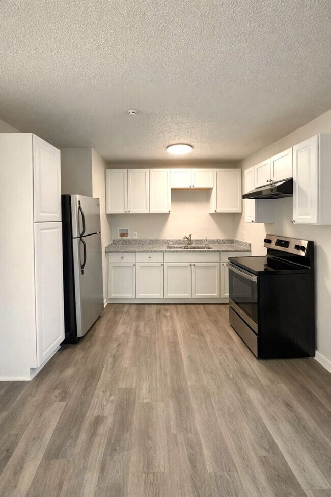 Building Photo - COMING SOON: Charming Home on a Peaceful Street in South Kansas City!