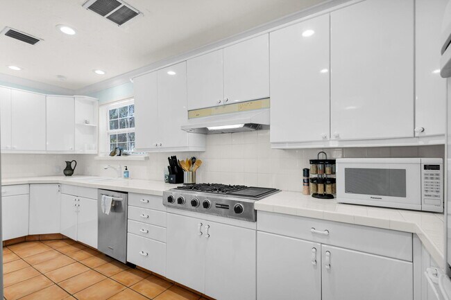 Building Photo - 519 28th St