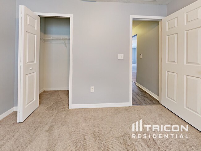 Building Photo - 2304 Roanoke Springs Dr