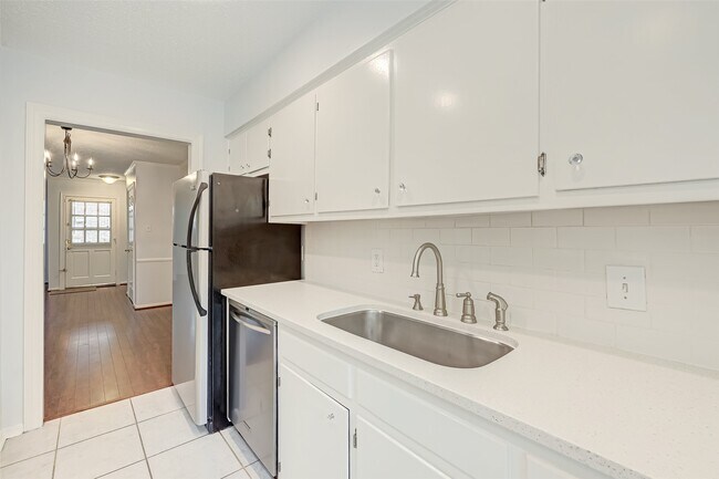 Building Photo - 8287 Kingsbrook Rd