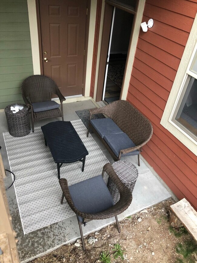 Building Photo - 115 Spinner St