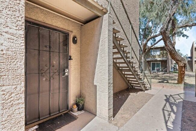 Building Photo - 2814 E Marconi Ave