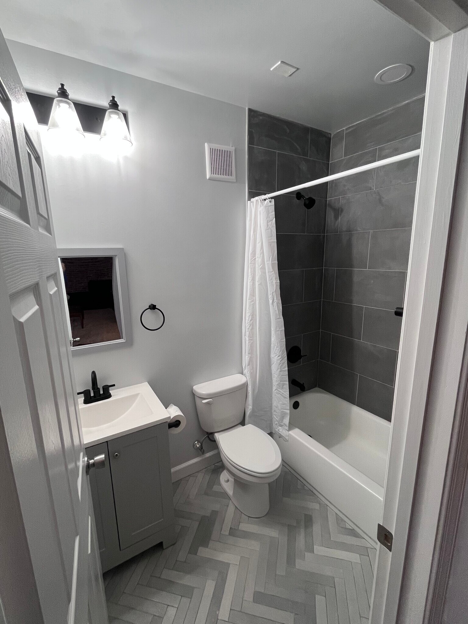 Full Bath with Herringbone Ceramic Tiles - 409 S Spring St