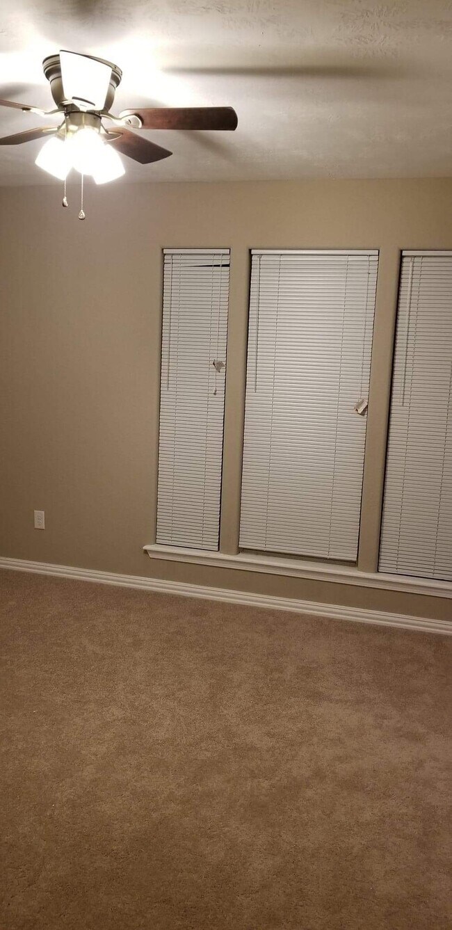Building Photo - 903 Balcones Dr