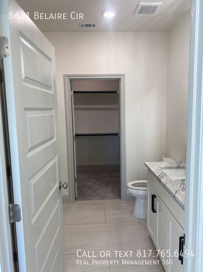 Building Photo - 5611 Belaire Cir