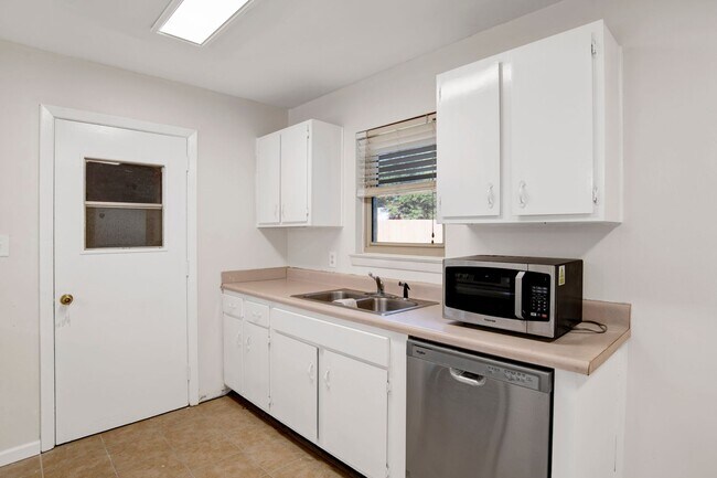 Building Photo - Renovated 3 bedroom home near UWF