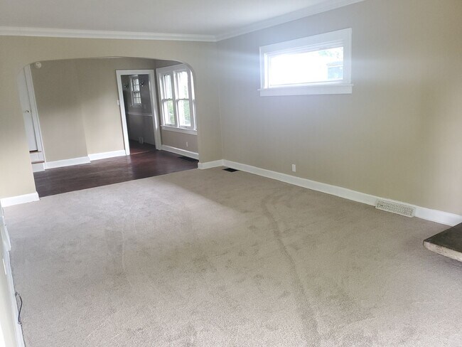 Building Photo - Three Bedroom Two Bathroom Three Fireplaces