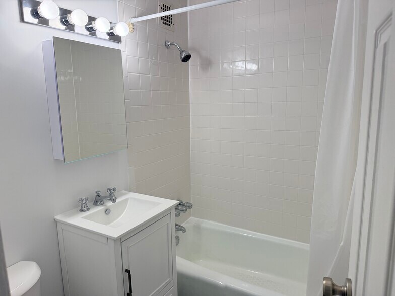 Building Photo - 78 W 85th St