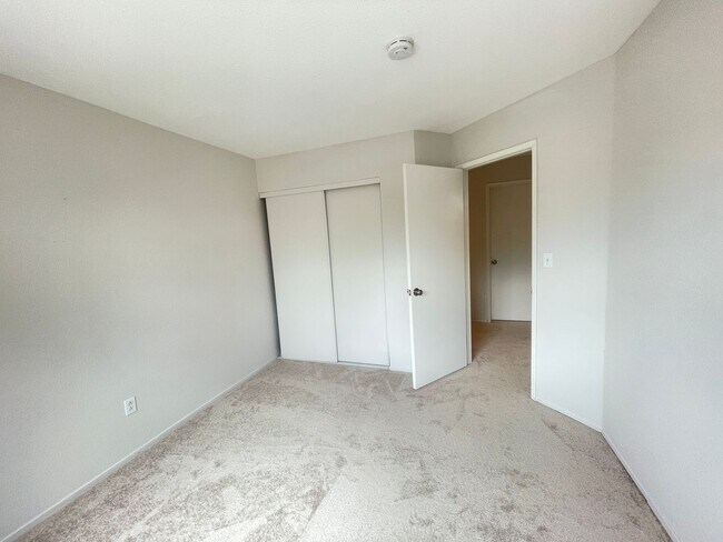 Building Photo - Beautiful 3 Bed 2.5 Bath Home with SOLAR i...