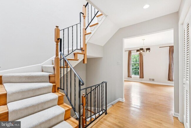 Building Photo - 214 James Thurber Ct