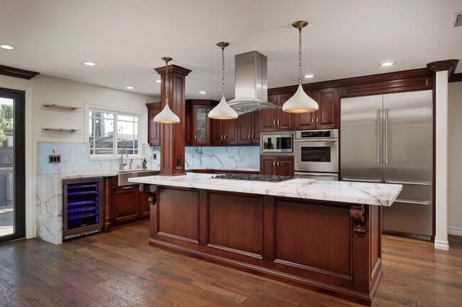 Building Photo - 8562 Sandy Hook Dr