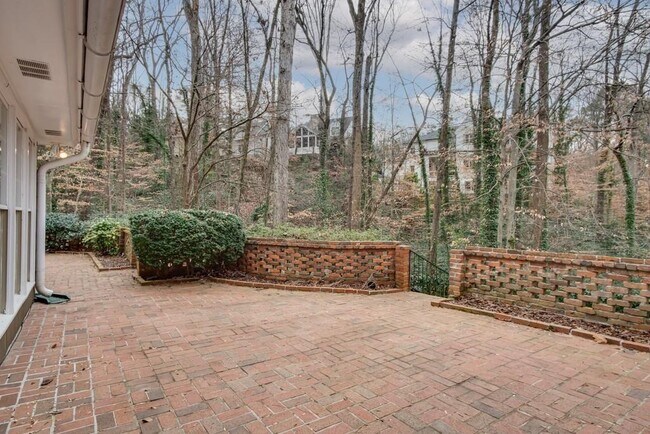 Building Photo - 4601 Club Cir NE