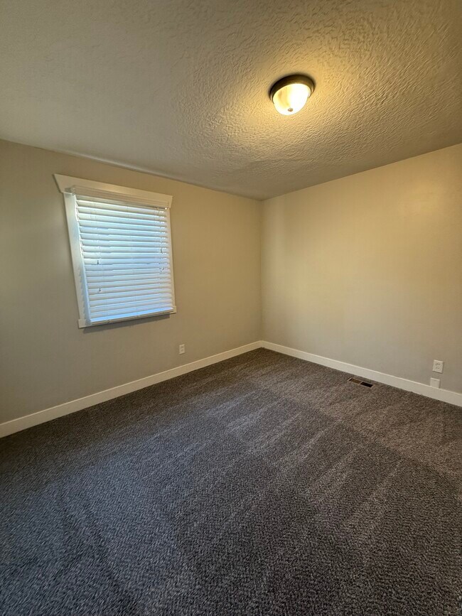 Building Photo - 807 S McClelland St