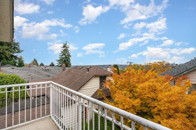 Building Photo - 2Bd/2Ba Seattle Townhouse