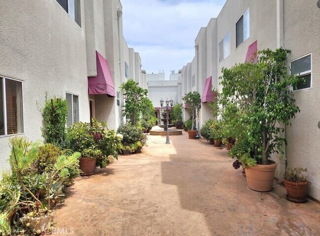 Building Photo - 14631 Dickens St