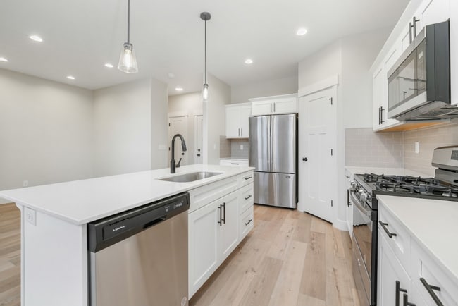 Building Photo - Spacious 4-Bedroom Townhome in Saratoga Springs - Modern Living & Prime Location