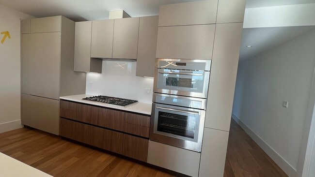 Building Photo - 726 E 8th St