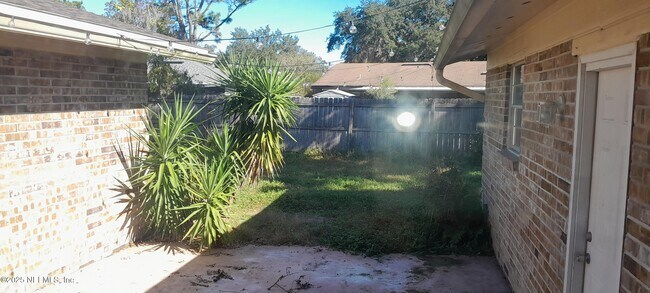 Building Photo - 2724 Lexington Dr