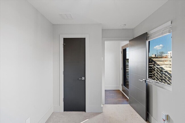 Building Photo - 250 Domain Way