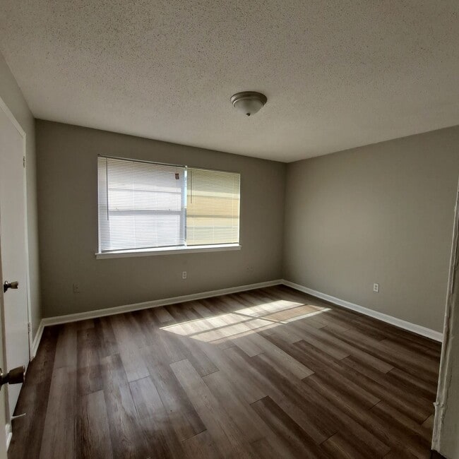 Building Photo - 3387 Barbwood Dr